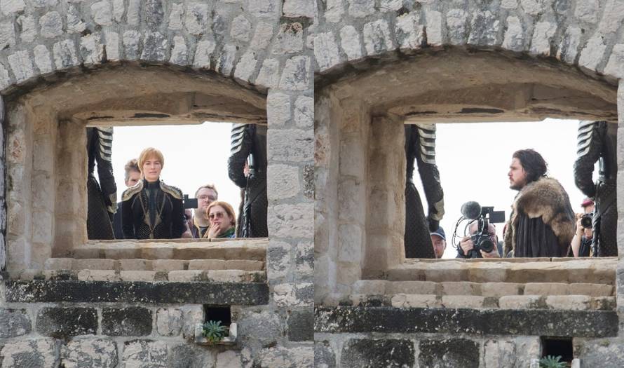 Jon Snow i Cersei snimaju na kuli Bokar, štite ih kišobranima