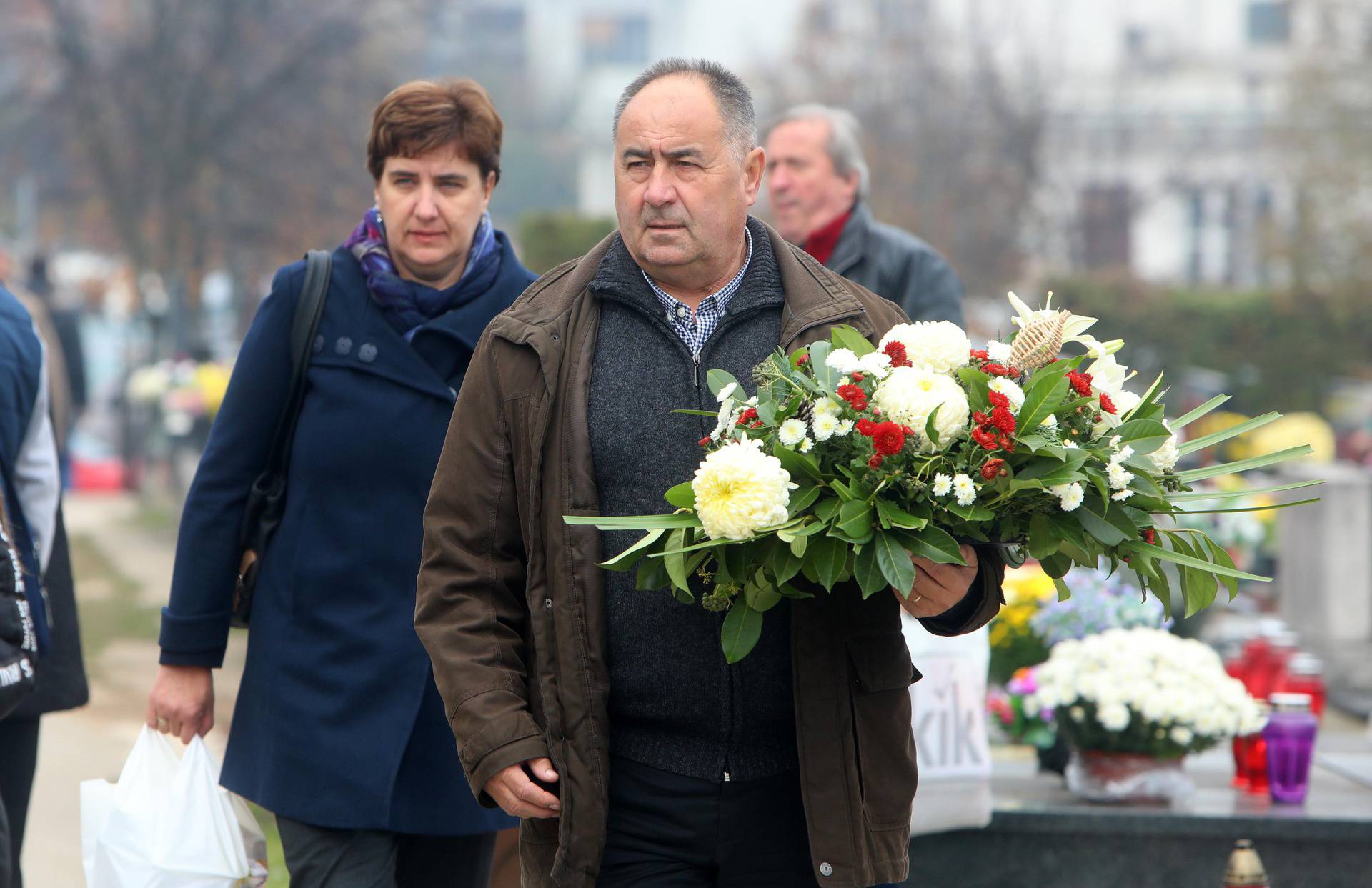 Blagdan je Svih svetih: Brojni građani posjećuju groblja