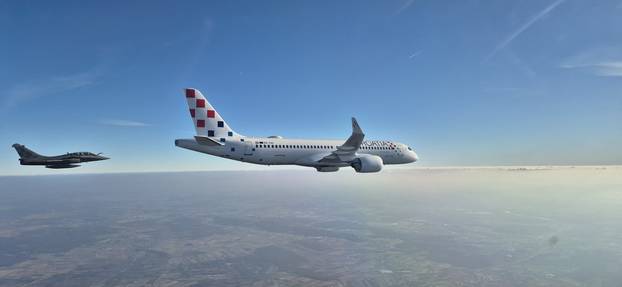 Fantastični prizori na nebu: Tri Rafalea ispratila 'srebrni avion' do zagrebačke zračne luke