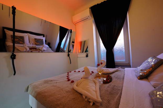 FOTO Stan u Zadru uređen je kao set iz filmova za odrasle: Evo koliko stoji noćenje