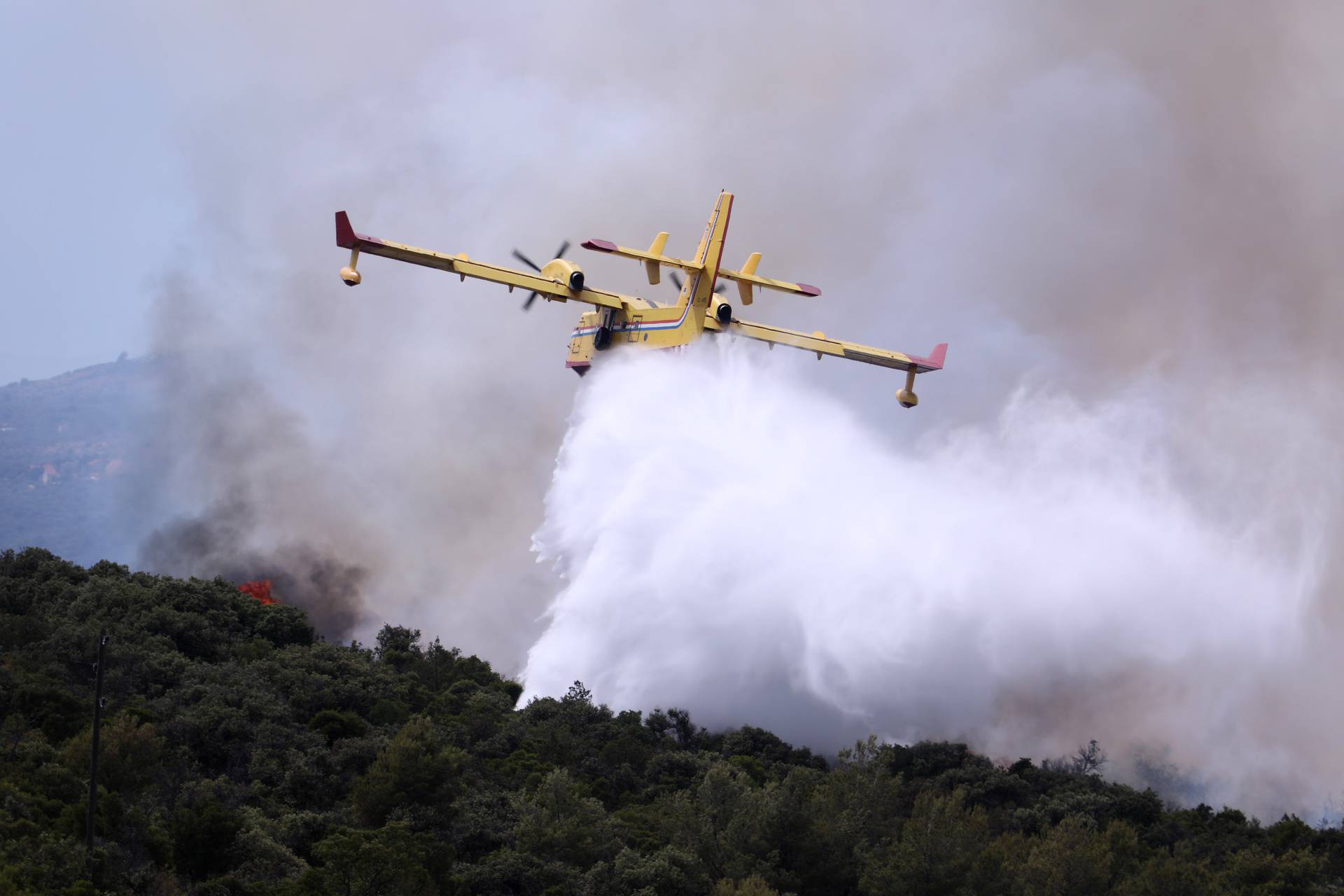 Požar u Marini kraj Trogira pod kontrolom: Izgorjelo 8 hektara