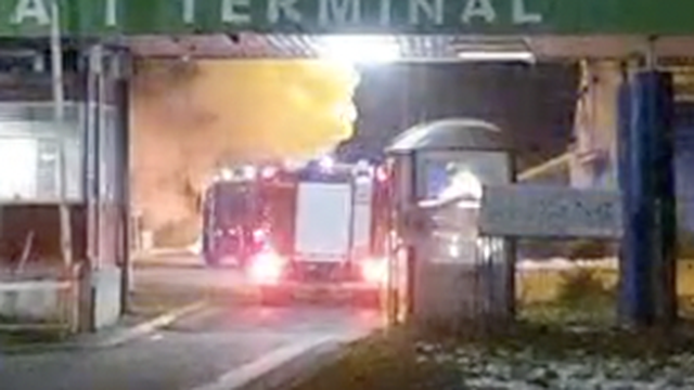 VIDEO Zapalio se kamion u Osijeku, vatrogasci na terenu