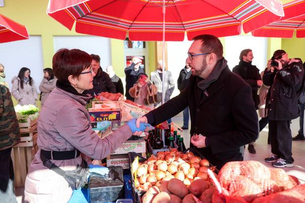 Zagreb: Gradonačelnik Tomislav Tomašević i Luka Korlaet otvorili rekonstruiranu i dograđenu tržnicu Vrapče