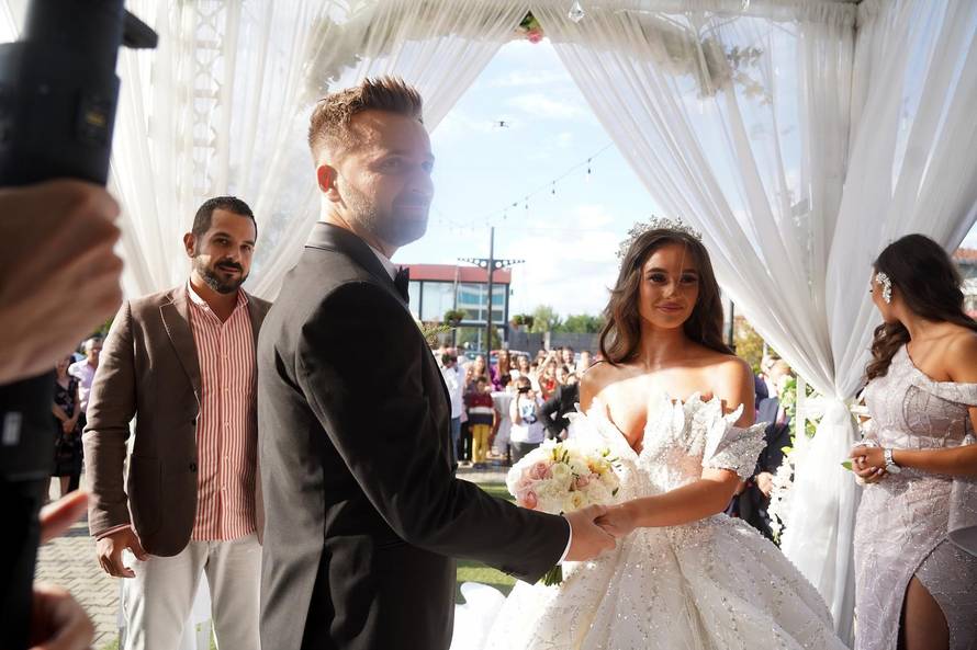The wedding of Sava Dzehverovic, the brother of the singer Teodora Dzehverovic, and the make-up artist Adriana Kadar takes place in the LUX Events Center.Svadba Save Dzehverovica, brata pjevacice Teodore Dzehverovic, i vizazistice Adriane Kadar odrzava 