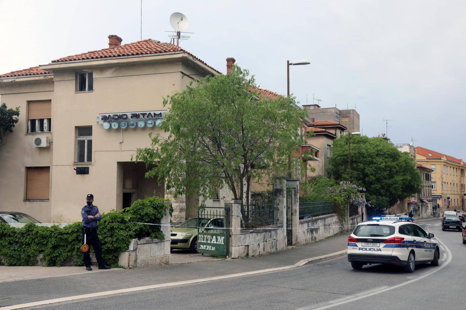 Policija ispred šibenskog SDP-a gdje je netko kod ulaza ostavio eksplozivnu napravu 'zvončić'