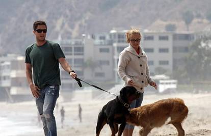 Hayden Panettiere s novim dečkom, šeće pse plažom