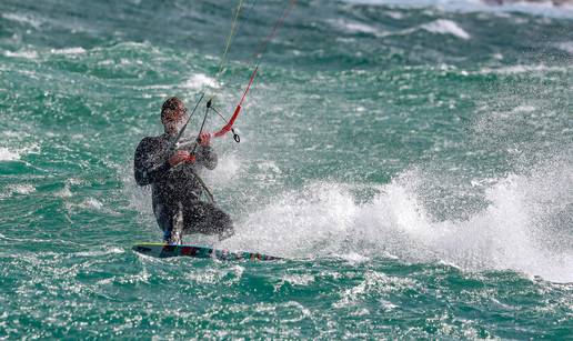 Kajteri i surferi uživaju u svojim izvedbama u valovitom moru