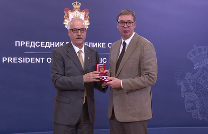 Vučiću uručili medalju borca