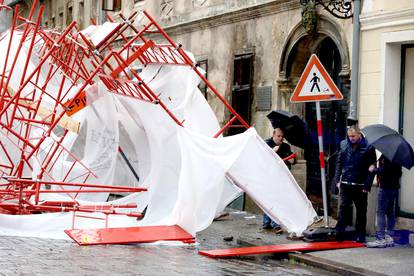 Zagreb: Vjetar skrusio skelu na Markovom trgu