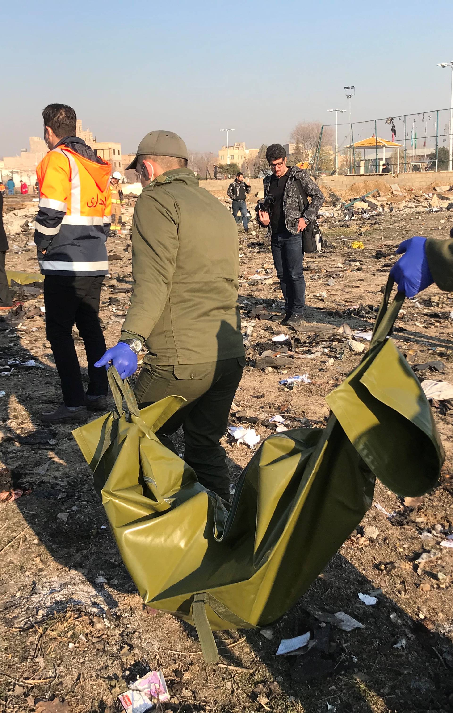 Snimka pada aviona: Vatra je obasjala nebo kod Teherana