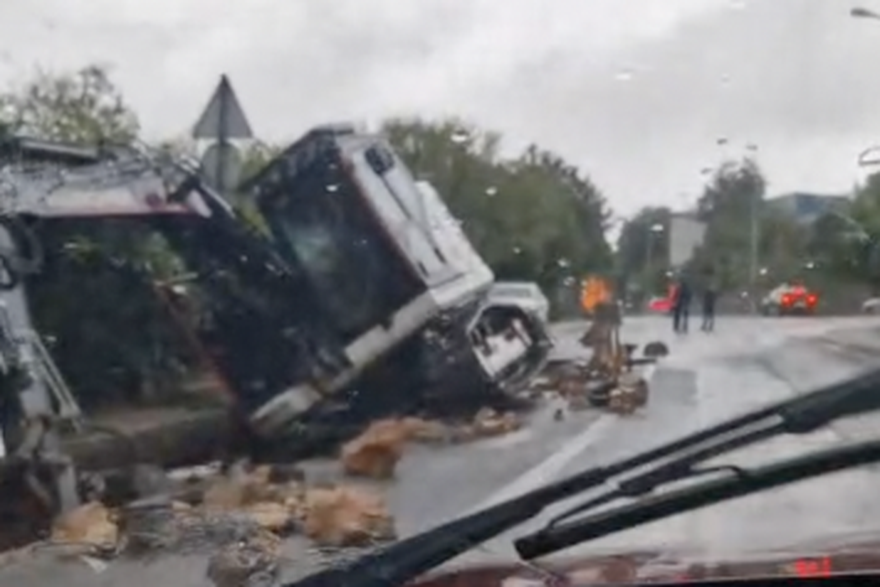 Bujica prevrnula bager u Rijeci