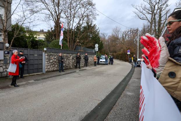 Zagreb: Mirna akcija solidarnosti sa svim žrtvama represivnog sustava u Srbiji ispred srpske ambasade