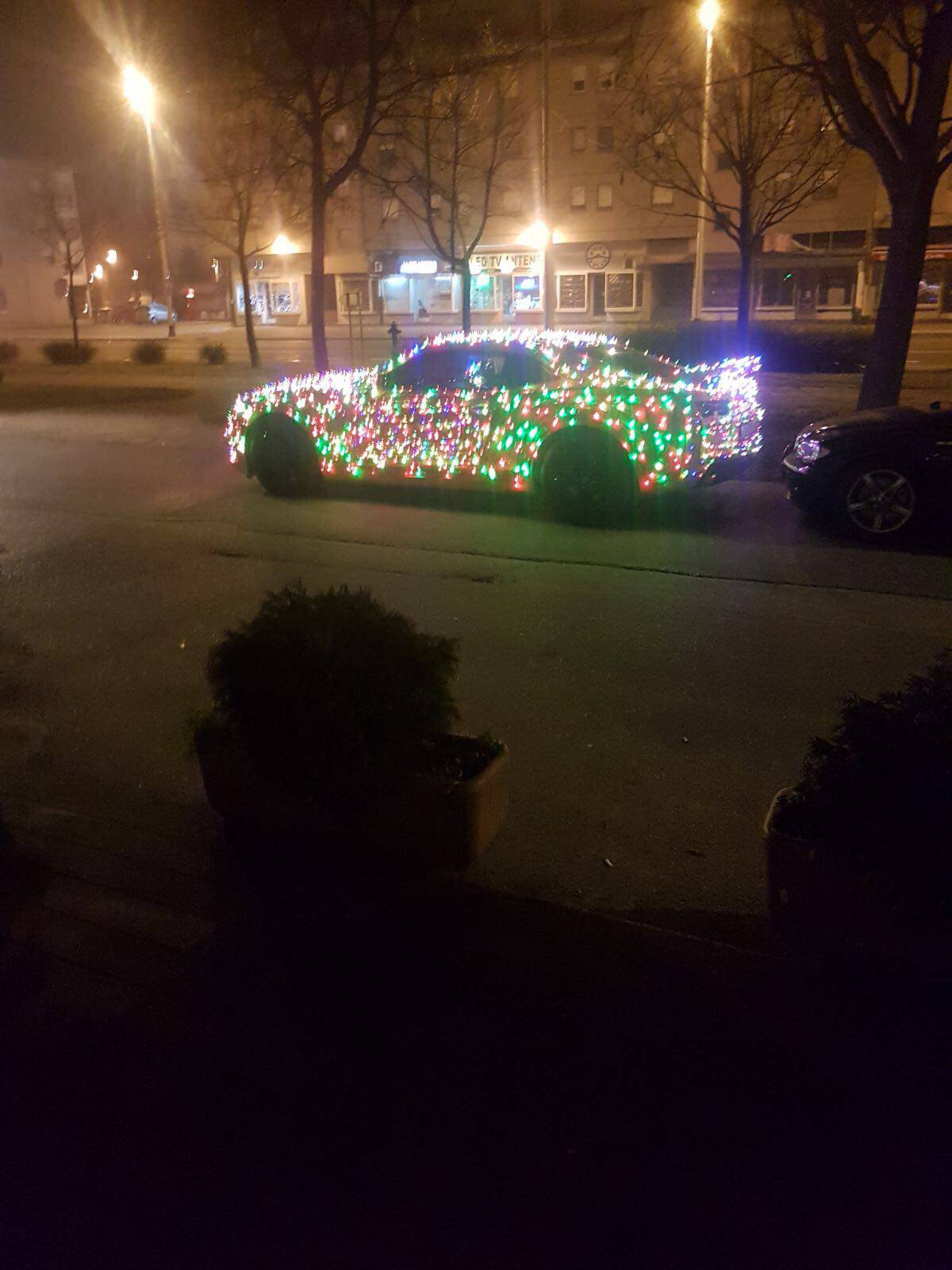 Majstori iz Dubrave prijatelju su ukrasili auto s 4500 lampica