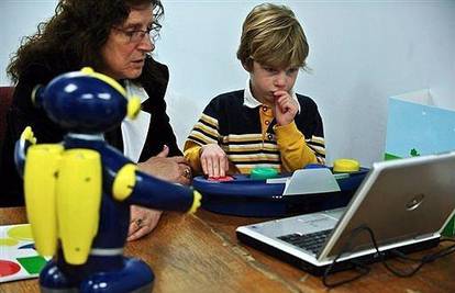 Robot Cosmo pomaže djeci naučiti živjeti s autizmom