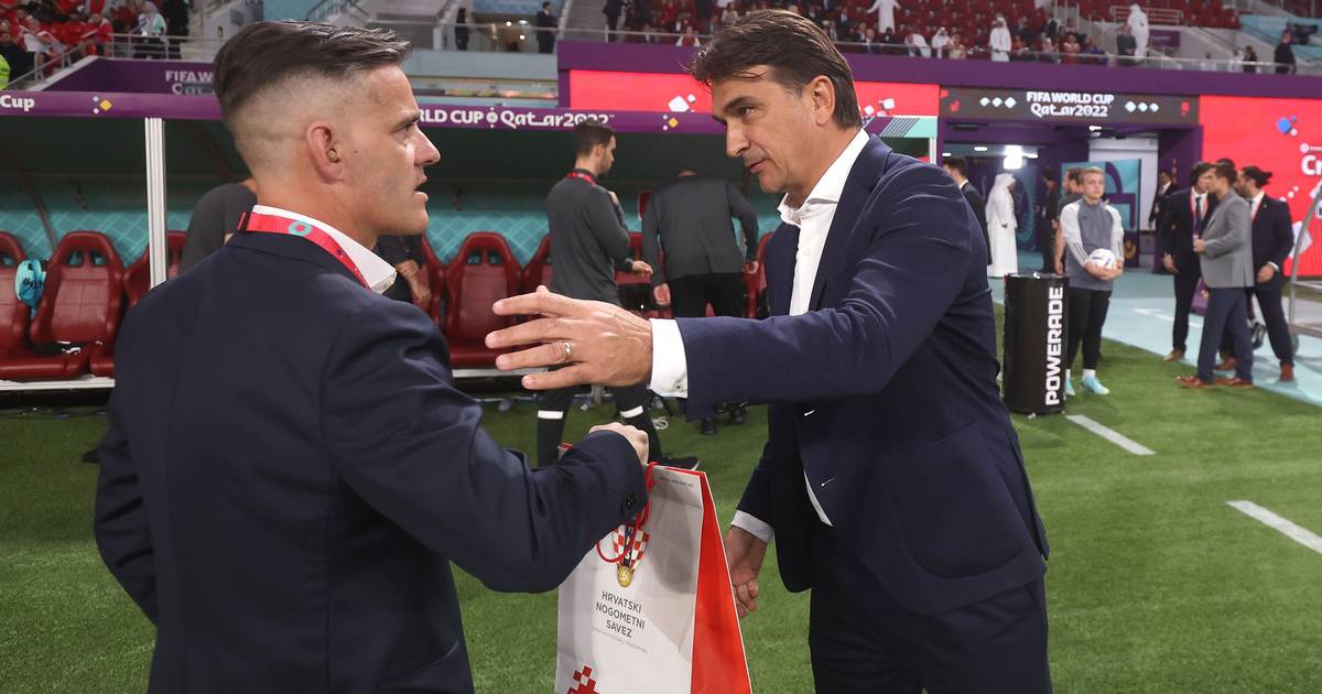 Izbornik koji je rekao da će ‘sj… Hrvatsku’ dobio je novi ugovor. Opet će voditi Kanadu na SP-u Izbornik koji je rekao da će ‘sj… Hrvatsku’ dobio je novi ugovor. Opet će voditi Kanadu na SP-u