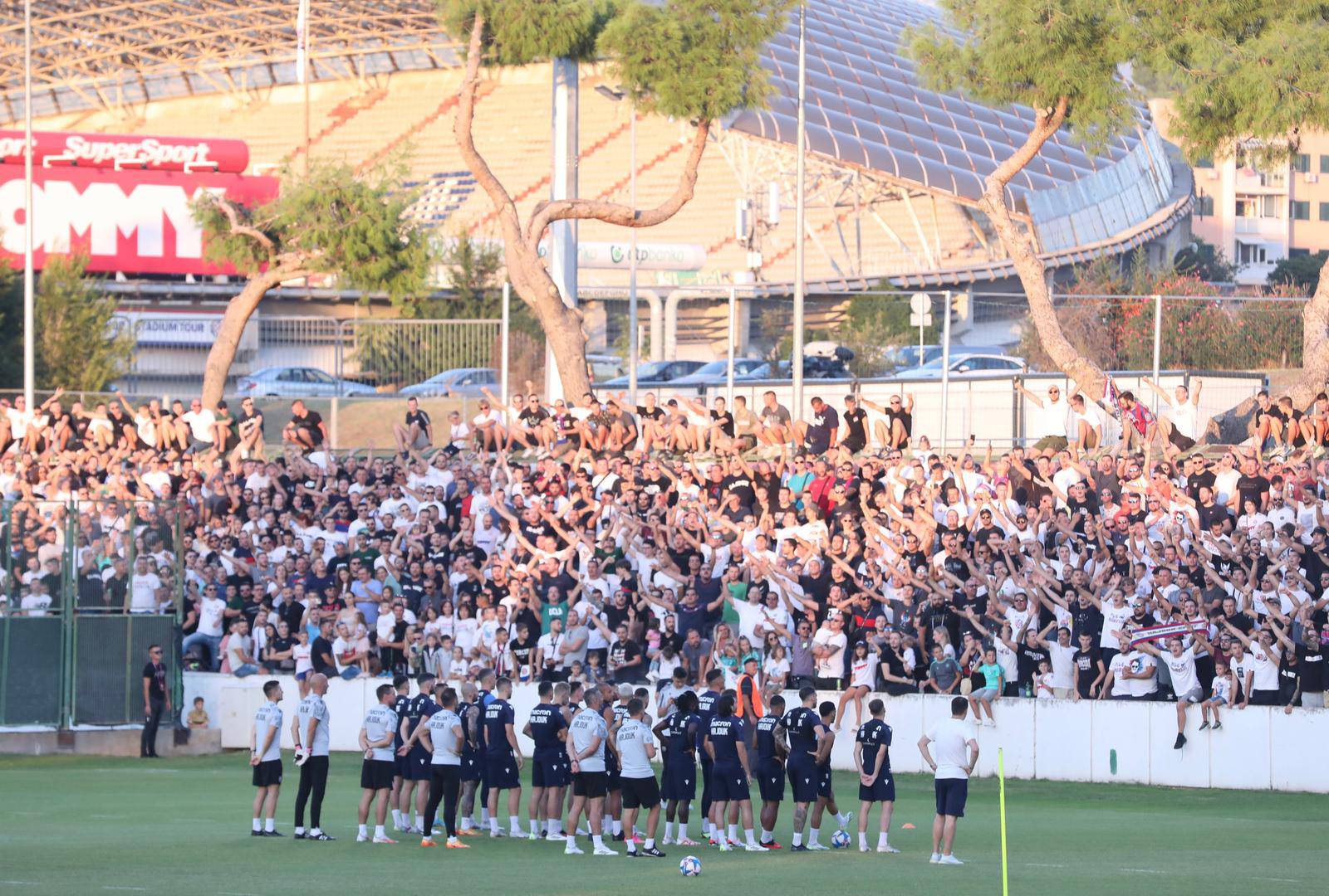 Split: Torcida dala podršku igračima Hajduka na treningu uoči derbija protiv Dinama