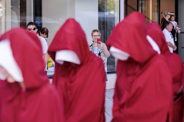 Prosvjed pod nazivom "Dosta! Uništavanja javnog zdravstva i zanemarivanja zdravlja žena!" održan u Splitu