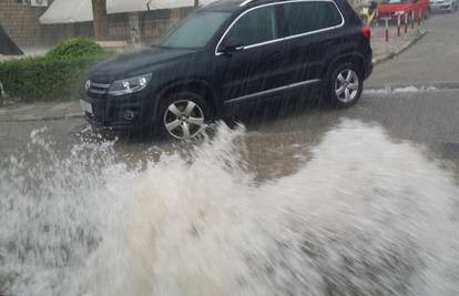 Opet jaka kiša u Dubrovniku, voda izbijala poklopce šahtova