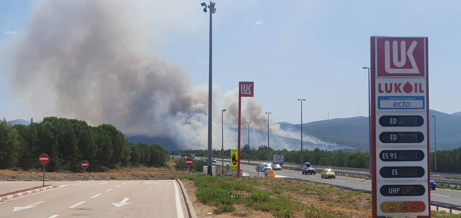 Vatrogasci i dalje pokušavaju obuzdati požar kod Vrpolja: Na teren je došao i vatrogasni vlak