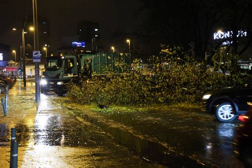Otkazali nastavu u Zagrebu. Oglasio se HR Alarm. Umjesto vlakova voze autobusi