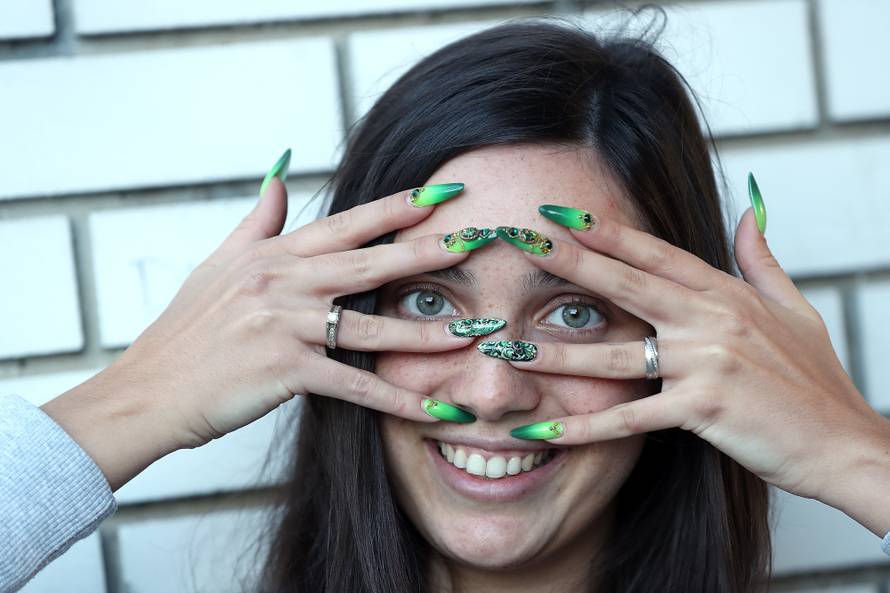 'Pitaju me kako s tim noktima brišem stražnjicu nakon nužde'