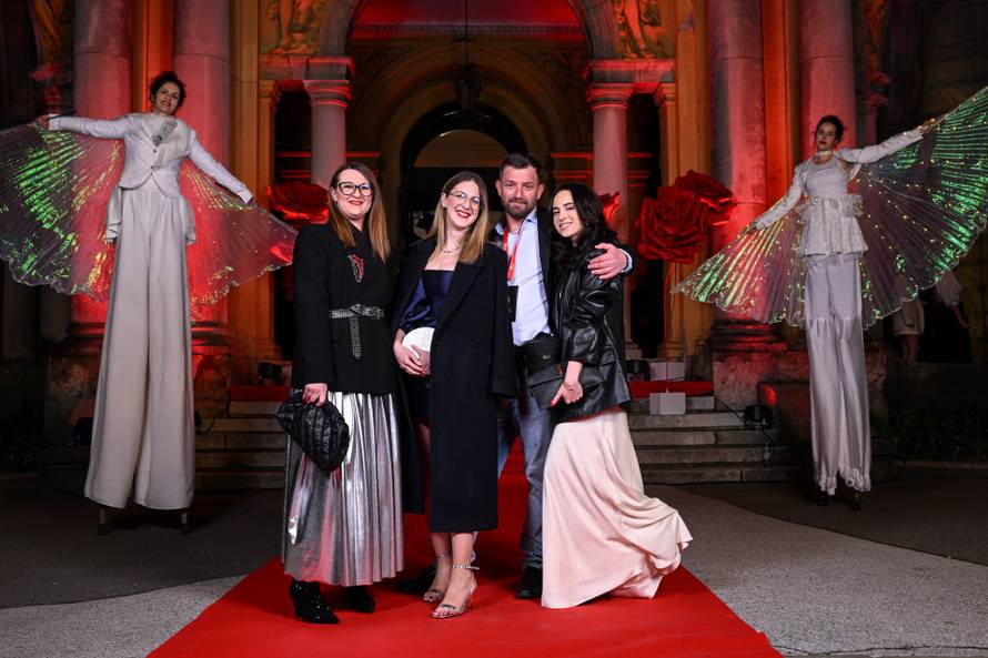 Zagreb: Dolazak uzvanika na dodjelu medijske nagrade "Večernjakova ruža" u Hrvatskom narodnom kazalištu