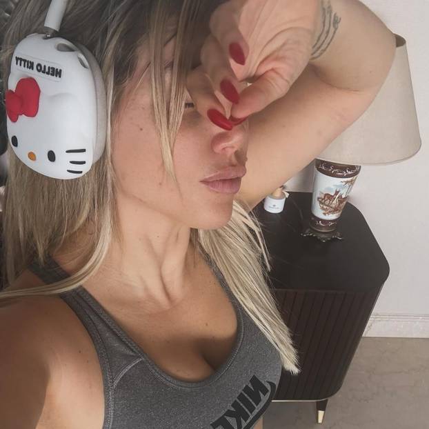 FOTO Godina nova, a Wanda po starom. Tange, bujni dekolte i novi partner: 'Prava ljubav...'