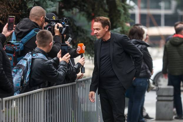 Sarajevo: Dolazak uzvanika na komemoraciju za Halida Bešlića u Narodno pozorište