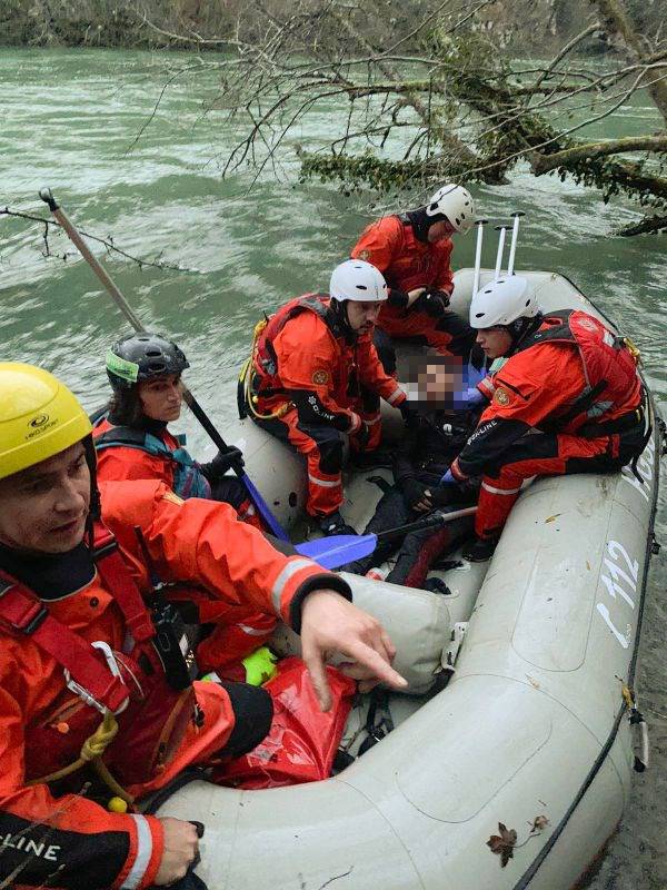 Spasili migranta iz Mrežnice, prelazio rijeku i zapeo na slapu