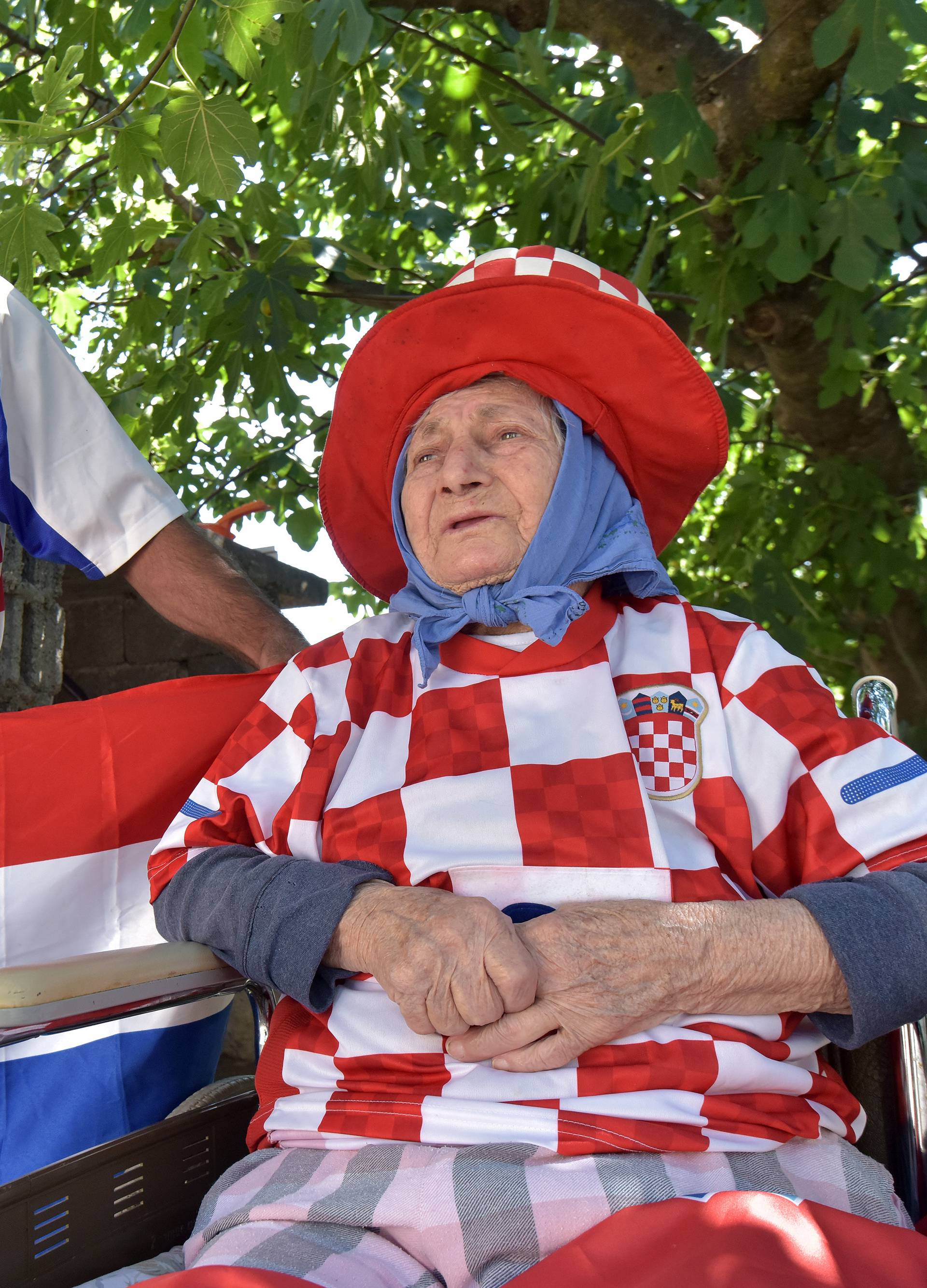 Baka Milka (97) navija: 'Jesu Vatreni dali gol? Natoči vina!'