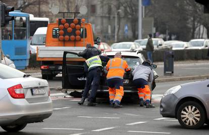 VIDEO Sudar usred jutarnje špice u Zagrebu: Sudarila se dva auta, jedan čovjek ozlijeđen