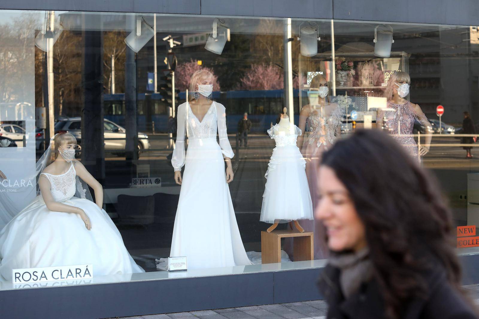 Nova moda - mladenke sada vjenčanicu mogu uskladiti s dizajnerskim zaštitnim maskama