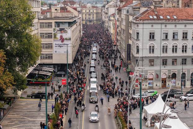 Sarajevo: Pogled iz zraka na povorku prema gradskom groblju Barama