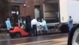 Video koji je zgrozio Ameriku: Viljuškar nosi tijela u kamion