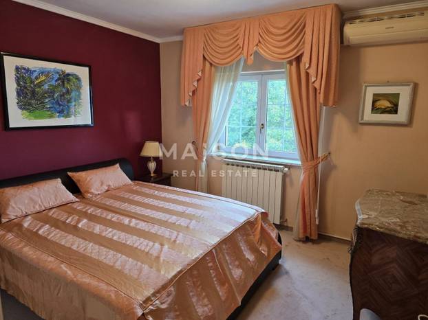 FOTO U Hrvatskoj se prodaje vila: Zlatna tuš kabina. Versace. I malo Valentina. Cijena? Sitnica