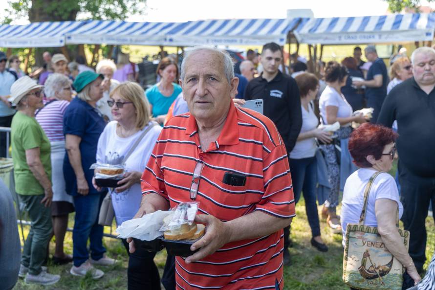 Osijek. Podjela graha na lijevoj obali Drave na Praznik rada