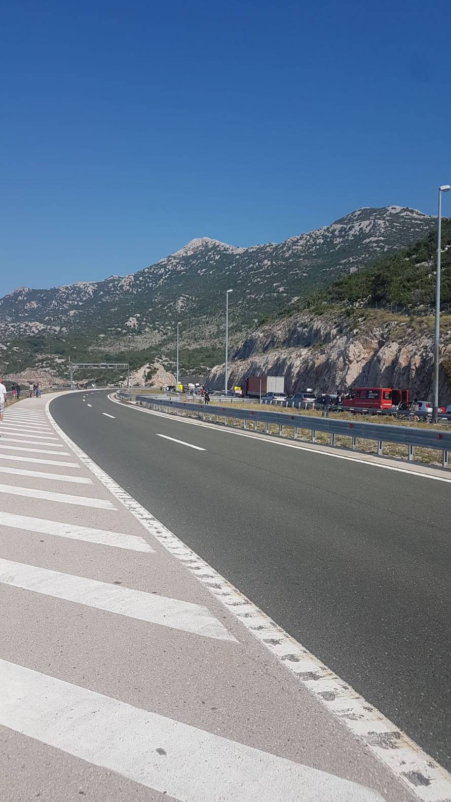 U Bristovcu na A1 gorio auto, vozačica izašla na vrijeme