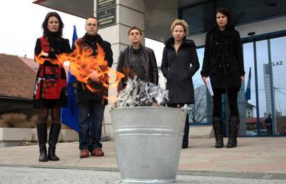 Zagreb: Ispred Ministarstva spalili su znanstvene radove