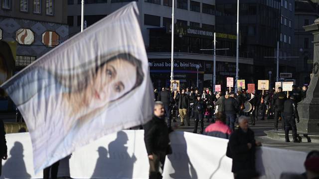 Zagreb: Molitelji i prosvjednici okupili se na Trgu bana Josipa Jelačića