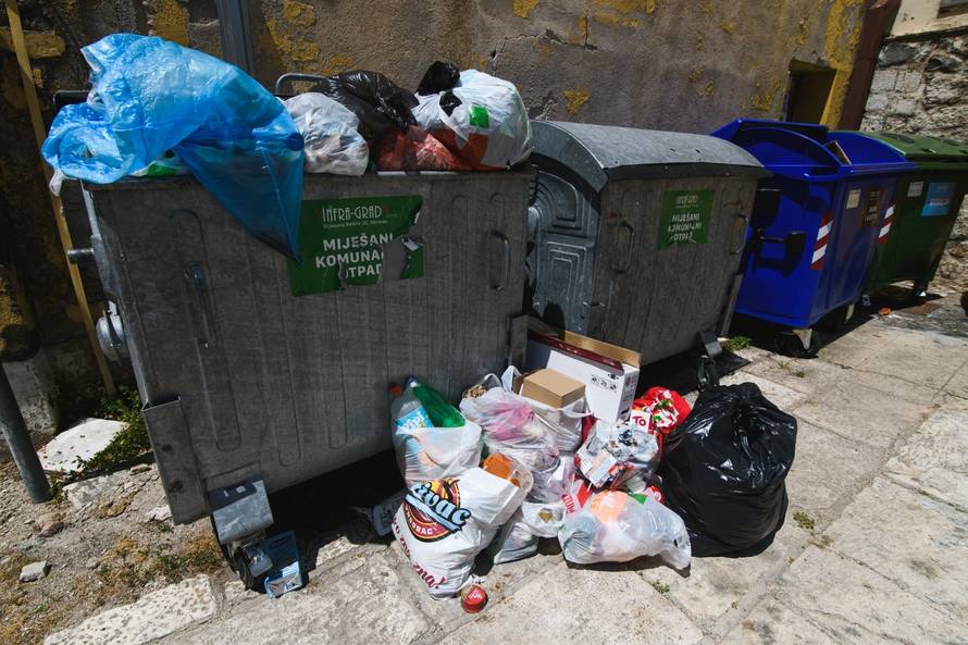 Zbog prosvjeda komunalnih radnika ne odvozi se otpad u Obrovcu
