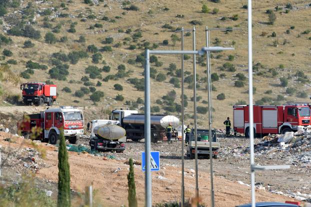 Sibeik: Pozar na odlagalistu otpada Bikarac gasi nekoliko vatrogasnih vozila