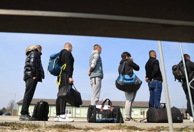 Ministar Anušić i general Kundid na prvom danu TVO-a na Slunju