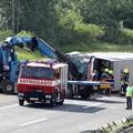 GALERIJA Stravični prizori s A3: Počelo izvlačenje prevrnutog busa. Auto potpuno smrskan