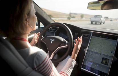 Nakon sudara u Kini, Tesla sa stranica uklonio riječ autopilot
