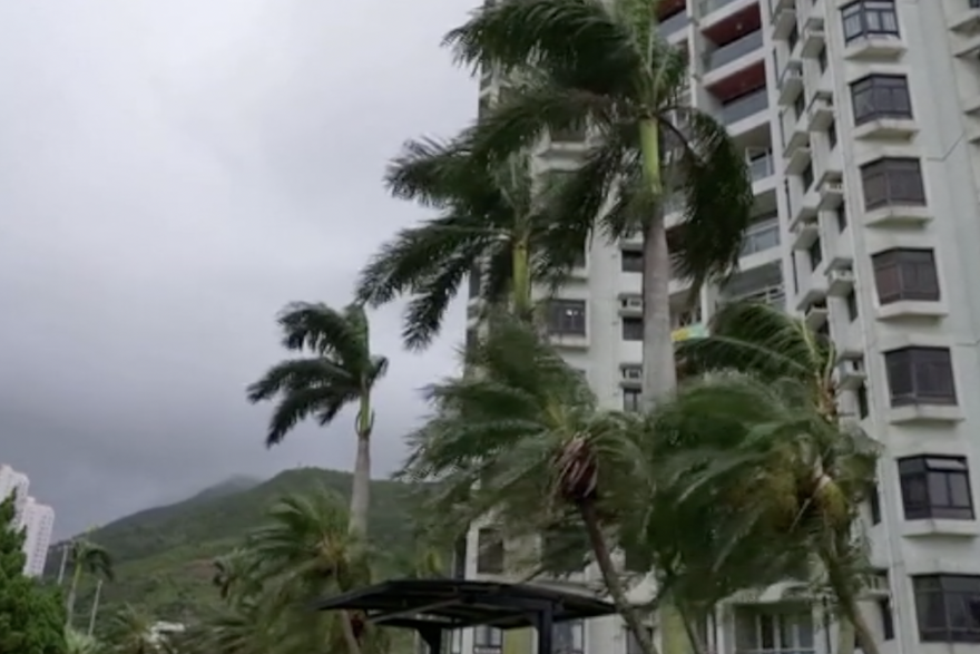 Poduzeća i škole ostaju zatvoreni dok Hong Kong bježi od velike štete od tajfuna Yagi