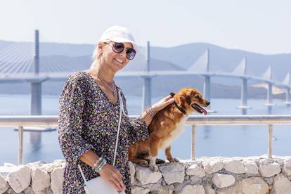 Komarna: Ukrajinka Valentina Leko sa suprugom Antom i psom Medom prošetala je Pelješkim mostom