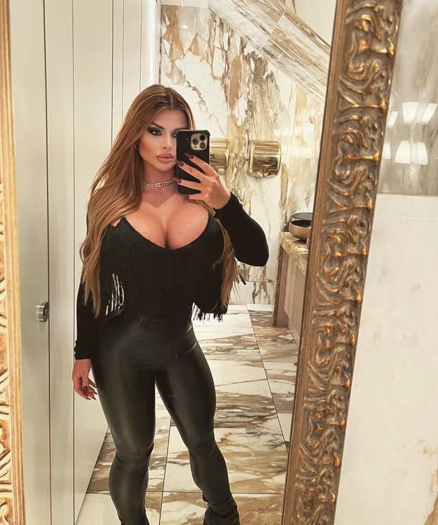 FOTO Ide ljeto, a bujna Paige je u problemu: 'Ne mogu pronaći kupaći u koji stanu moje grudi!'