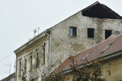 Kako ide obnova nakon potresa u Sisku? Evo, drveće je počelo rasti iz krova jedne zgrade...