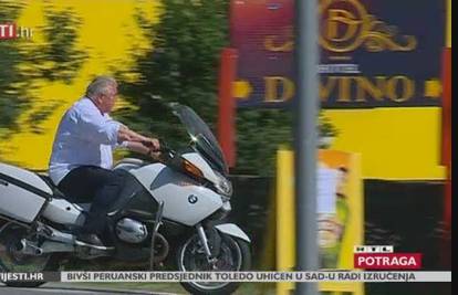 Josip Đakić vozio motor bez kacige pa odbrusio novinarima