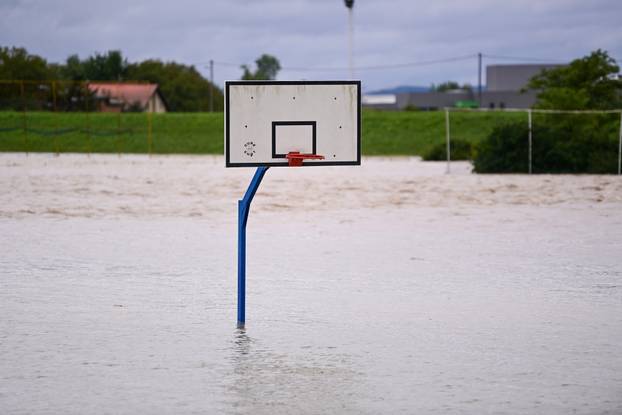 Zagreb: Oteretni kanal u naselju Blato